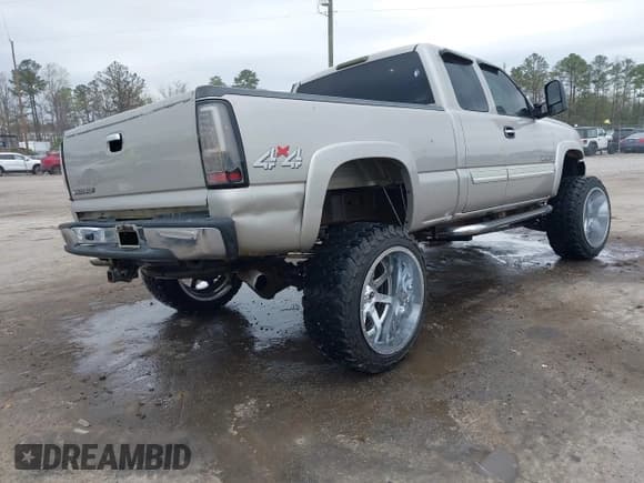 ✅ 2006 Chevrolet Silverado 2500HD LT2 • VIN: 1GCHK29U56E120712 • Lot: 41945423. Wystawiony na IAAI z przebiegiem 277 045 mil. Bezpłatny archiwum sprzedaży aukcyjnych z USA i szczegółowy raport historii pojazdu na DreamBid. Zdjęcie 4.