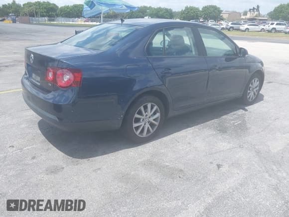 ✅ 2010 Volkswagen Jetta Limited Edition • VIN: 3VWAX7AJ9AM146831 • Lot: 42545569. Listed on IAAI with 137,061 mi. Free auction sales archive from the USA and detailed vehicle history report at DreamBid. Image 4.