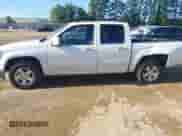 2012 Chevrolet Colorado 1LT z VIN 1GCDSCFE5C8109043, wystawiony jako IAAI lot #42485176 z przebiegiem 160 359 mil mil oraz . Historia ofert i sprzedaży dostępna na DreamBid. Obrazek 14.