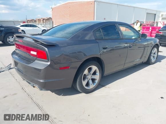 ✅ 2013 Dodge Charger SE • VIN: 2C3CDXBG6DH665172 • Lot: 43393049. Wystawiony na IAAI z przebiegiem 162 397 mil. Bezpłatny archiwum sprzedaży aukcyjnych z USA i szczegółowy raport historii pojazdu na DreamBid. Zdjęcie 4.