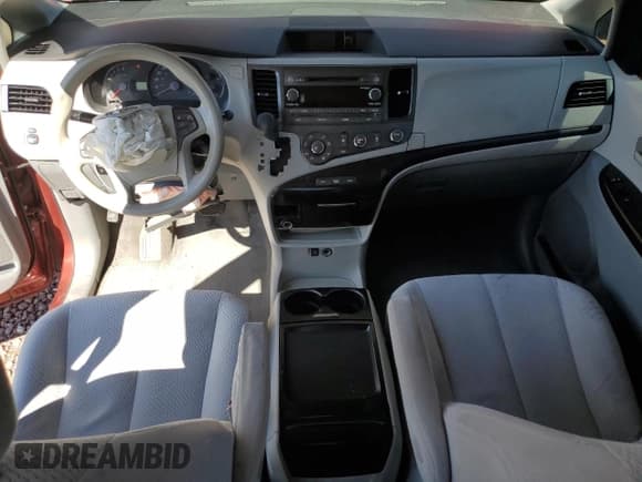 ✅ 2011 Toyota Sienna LE • VIN: 5TDKK3DC0BS103251 • Lot: 82477175. Wystawiony na Copart z przebiegiem 156 846 mil. Bezpłatny archiwum sprzedaży aukcyjnych z USA i szczegółowy raport historii pojazdu na DreamBid. Zdjęcie 8.