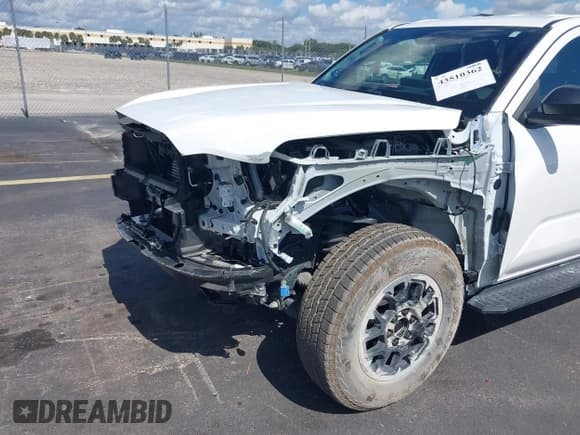 ✅ 2025 Toyota 4Runner TRD Sport Premium • VIN: JTEVA5BR7S5007587 • Lot: 43510362. Listed on IAAI with 9,487 mi. Free auction sales archive from the USA and detailed vehicle history report at DreamBid. Image 19.