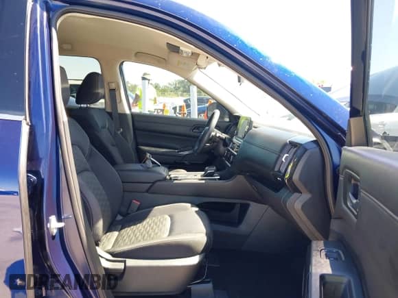 2024 Nissan Pathfinder SV с VIN 5N1DR3BA9RC201210, выставлен на аукционе IAAI как лот 42022861 с пробегом 26 068 миль миль и . История ставок и продаж доступна на DreamBid. Изображение 5.