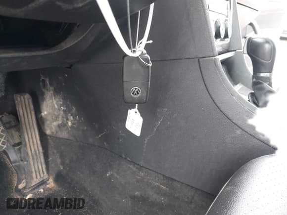 ✅ 2018 Volkswagen Passat SE • VIN: 1VWBA7A36JC040183 • Lot: 42338088. Wystawiony na IAAI z przebiegiem 86 591 mil. Bezpłatny archiwum sprzedaży aukcyjnych z USA i szczegółowy raport historii pojazdu na DreamBid. Zdjęcie 11.