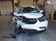 ✅ 2017 Buick Encore Essence • VIN: KL4CJCSB6HB094809 • Lot: 43584005. Wystawiony na IAAI z przebiegiem 32 446 mil. Bezpłatny archiwum sprzedaży aukcyjnych z USA i szczegółowy raport historii pojazdu na DreamBid. Zdjęcie 12.