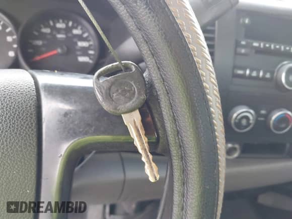 2008 Chevrolet Silverado 1500 Work Truck z VIN 1GCEC14X28Z124434, wystawiony jako IAAI lot #42358368 z przebiegiem 261 241 mil mil oraz . Historia ofert i sprzedaży dostępna na DreamBid. Obrazek 11.