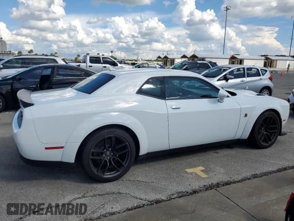 ✅ 2022 Dodge Challenger R/T Scat Pack Widebody • VIN: 2C3CDZFJXNH261049 • Lot: 73869024. Wystawiony na Copart z przebiegiem Nie podano. Bezpłatny archiwum sprzedaży aukcyjnych z USA i szczegółowy raport historii pojazdu na DreamBid. Zdjęcie 3.