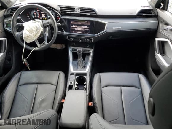 ✅ 2022 Audi Q3 Premium • VIN: WA1AUCF39N1048278 • Lot: 70220635. Wystawiony na Copart z przebiegiem 18 346 mil. Bezpłatny archiwum sprzedaży aukcyjnych z USA i szczegółowy raport historii pojazdu na DreamBid. Zdjęcie 8.