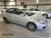 2009 Hyundai Accent Auto GLS z VIN KMHCN46C99U306008, wystawiony jako Copart lot #74152544 z przebiegiem 124 576 mil mil oraz Szkoda całkowita • Salvage title. Historia ofert i sprzedaży dostępna na DreamBid. Obrazek 4.