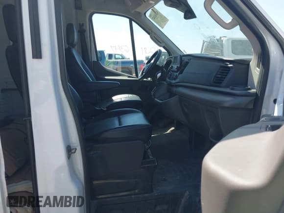 ✅ 2023 Ford Transit Cargo • VIN: 1FTBR3X83PKA69243 • Lot: 42816347. Wystawiony na IAAI z przebiegiem 56 535 mil. Bezpłatny archiwum sprzedaży aukcyjnych z USA i szczegółowy raport historii pojazdu na DreamBid. Zdjęcie 5.