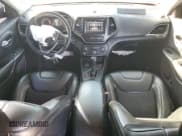 ✅ 2019 Jeep Cherokee Altitude • VIN: 1C4PJMLX8KD398775 • Lot: 85402575. Wystawiony na Copart z przebiegiem 71 503 mil. Bezpłatny archiwum sprzedaży aukcyjnych z USA i szczegółowy raport historii pojazdu na DreamBid. Zdjęcie 8.