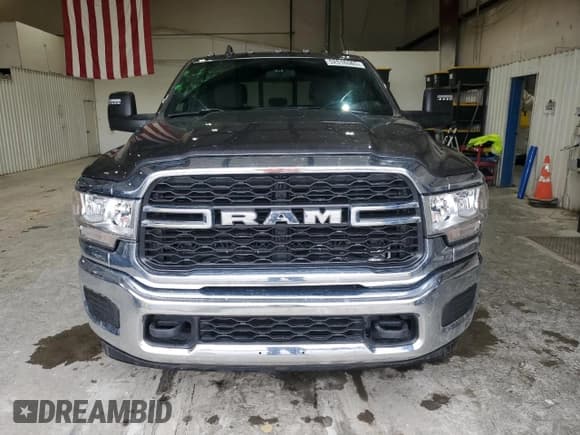 ✅ 2024 Ram 2500 Tradesman • VIN: 3C6UR5CL1RG327453 • Lot: 52016565. Wystawiony na Copart z przebiegiem 17 723 mil. Bezpłatny archiwum sprzedaży aukcyjnych z USA i szczegółowy raport historii pojazdu na DreamBid. Zdjęcie 5.