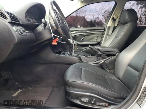 1999 BMW 3 Series 323i с VIN WBAAM3339XCD56665, выставлен на аукционе Copart как лот 82590554 с пробегом Не указан миль и Чистый • Clean title. История ставок и продаж доступна на DreamBid. Изображение 7.