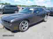 2014 Dodge Challenger SXT z VIN 2C3CDYAG3EH143382, wystawiony jako IAAI lot #43081160 z przebiegiem 35 011 mil mil oraz . Historia ofert i sprzedaży dostępna na DreamBid. Obrazek 2.