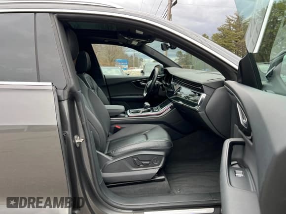 ✅ 2019 Audi Q8 Premium Plus • VIN: WA1BVAF19KD028045 • Lot: 48666925. Wystawiony na Copart z przebiegiem 112 755 mil. Bezpłatny archiwum sprzedaży aukcyjnych z USA i szczegółowy raport historii pojazdu na DreamBid. Zdjęcie 5.