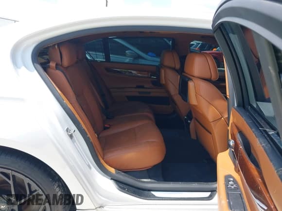 ✅ 2012 BMW 7 Series 750Li • VIN: WBAKB8C54CC964576 • Lot: 42499443. Wystawiony na IAAI z przebiegiem 78 728 mil. Bezpłatny archiwum sprzedaży aukcyjnych z USA i szczegółowy raport historii pojazdu na DreamBid. Zdjęcie 8.