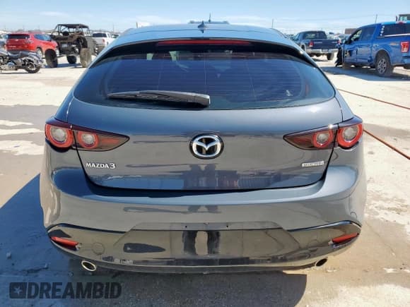 ✅ 2023 Mazda 3 S Premium • VIN: JM1BPAMM6P1622243 • Lot: 57166295. Wystawiony na Copart z przebiegiem 21 436 mil. Bezpłatny archiwum sprzedaży aukcyjnych z USA i szczegółowy raport historii pojazdu na DreamBid. Zdjęcie 6.