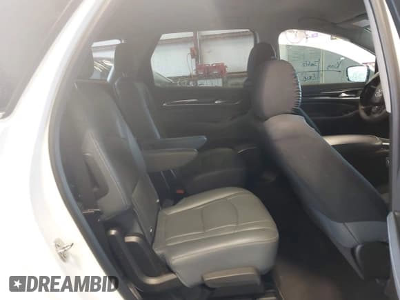 ✅ 2021 Buick Enclave Essence • VIN: 5GAERBKW7MJ199851 • Lot: 42441021. Wystawiony na IAAI z przebiegiem 98 812 mil. Bezpłatny archiwum sprzedaży aukcyjnych z USA i szczegółowy raport historii pojazdu na DreamBid. Zdjęcie 8.