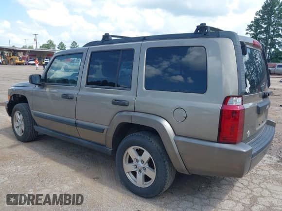 ✅ 2006 Jeep Commander • VIN: 1J8HH48N86C106683 • Lot: 42563082. Wystawiony na IAAI z przebiegiem 235 200 mil. Bezpłatny archiwum sprzedaży aukcyjnych z USA i szczegółowy raport historii pojazdu na DreamBid. Zdjęcie 3.