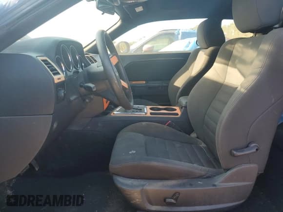 ✅ 2010 Dodge Challenger SE • VIN: 2B3CJ4DV1AH322622 • Лот: 75686164. Опубликован ранее на Copart с пробегом Не указан. Бесплатный доступ к архиву аукционных продаж из США и подробный отчёт об истории автомобиля на DreamBid. Изображение 7.