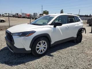 ✅ 2022 Toyota Corolla Cross L • VIN: 7MUAAABG5NV035127 • Лот: 64865595. Опубликован ранее на Copart с пробегом 29 777 миль. Бесплатный доступ к архиву аукционных продаж из США и подробный отчёт об истории автомобиля на DreamBid. Изображение 1.