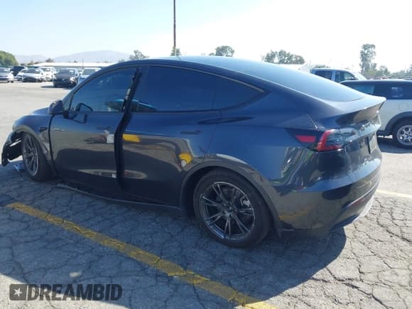 ✅ 2024 Tesla Model Y • VIN: 7SAYGDED2RF198566 • Lot: 43484528. Wystawiony na IAAI z przebiegiem 26 381 mil. Bezpłatny archiwum sprzedaży aukcyjnych z USA i szczegółowy raport historii pojazdu na DreamBid. Zdjęcie 3.