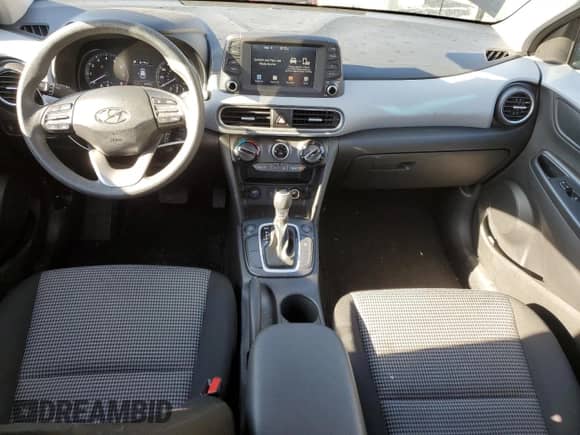 2019 Hyundai Kona SE z VIN KM8K1CAA4KU365304, wystawiony jako Copart lot #50527683 z przebiegiem 66 037 mil mil oraz . Historia ofert i sprzedaży dostępna na DreamBid. Obrazek 8.