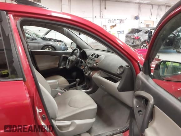 ✅ 2010 Toyota RAV4 • VIN: JTMBF4DV1AD031711 • Лот: 43414294. Опубликован ранее на IAAI с пробегом 136 376 миль. Бесплатный доступ к архиву аукционных продаж из США и подробный отчёт об истории автомобиля на DreamBid. Изображение 5.