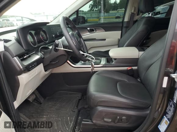 ✅ 2024 Kia Carnival LX • VIN: KNDNB4H36R6323694 • Lot: 82477615. Wystawiony na Copart z przebiegiem 59 576 mil. Bezpłatny archiwum sprzedaży aukcyjnych z USA i szczegółowy raport historii pojazdu na DreamBid. Zdjęcie 7.