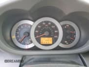 ✅ 2006 Toyota RAV4 Sport • VIN: JTMZD32V065008293 • Lot: 82583285. Wystawiony na Copart z przebiegiem 189 870 mil. Bezpłatny archiwum sprzedaży aukcyjnych z USA i szczegółowy raport historii pojazdu na DreamBid. Zdjęcie 9.