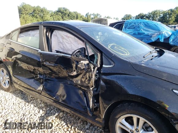 ✅ 2017 Chevrolet Cruze LT • VIN: 1G1BE5SM5H7247713 • Lot: 55993311. Listed on Copart with 50,706 mi. Free auction sales archive from the USA and detailed vehicle history report at DreamBid. Image 9.