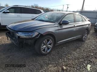 ✅ 2024 Volkswagen Jetta SE • VIN: 3VWEM7BU7RM009370 • Лот: 93172765. Опубликован ранее на Copart с пробегом 46 278 миль. Бесплатный доступ к архиву аукционных продаж из США и подробный отчёт об истории автомобиля на DreamBid. Изображение 1.