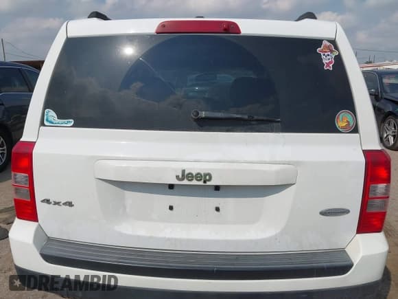 ✅ 2016 Jeep Patriot High Altitude • VIN: 1C4NJRFB0GD696880 • Lot: 43247007. Wystawiony na IAAI z przebiegiem 131 970 mil. Bezpłatny archiwum sprzedaży aukcyjnych z USA i szczegółowy raport historii pojazdu na DreamBid. Zdjęcie 15.