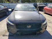 ✅ 2024 Volvo S60 Plus Black Edition • VIN: 7JRL12THXRG315546 • Lot: 89521295. Wystawiony na Copart z przebiegiem 28 561 mil. Bezpłatny archiwum sprzedaży aukcyjnych z USA i szczegółowy raport historii pojazdu na DreamBid. Zdjęcie 5.