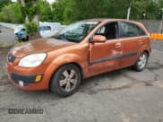 ✅ 2007 Kia Rio SX • VIN: KNADE163076195189 • Лот: 56727385. Опубликован ранее на Copart с пробегом 157 577 миль. Бесплатный доступ к архиву аукционных продаж из США и подробный отчёт об истории автомобиля на DreamBid. Изображение 1.