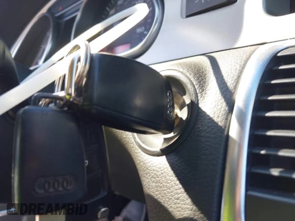 ✅ 2007 Audi Q7 Premium • VIN: WA1EV74L77D069608 • Lot: 41679714. Wystawiony na IAAI z przebiegiem 129 954 mil. Bezpłatny archiwum sprzedaży aukcyjnych z USA i szczegółowy raport historii pojazdu na DreamBid. Zdjęcie 11.