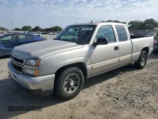 2006 Chevrolet Silverado 1500 Work Truck z VIN 1GCEC19VX6Z214600, wystawiony jako Copart lot #70415005 z przebiegiem 254 222 mil mil oraz Czysty tytuł • Clean title. Historia ofert i sprzedaży dostępna na DreamBid. Obrazek 1.