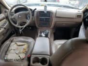 ✅ 2005 Ford Explorer Eddie Bauer • VIN: 1FMDU74EX5UA51442 • Lot: 67063695. Wystawiony na Copart z przebiegiem 207 428 mil. Bezpłatny archiwum sprzedaży aukcyjnych z USA i szczegółowy raport historii pojazdu na DreamBid. Zdjęcie 8.