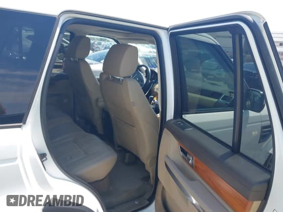 ✅ 2011 Land Rover Range Rover Sport HSE Lux • VIN: SALSK2D48BA269073 • Lot: 43058630. Listed on IAAI with 117,259 mi. Free auction sales archive from the USA and detailed vehicle history report at DreamBid. Image 8.