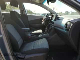 2019 Hyundai Kona SE z VIN KM8K1CAA5KU277975, wystawiony jako Copart lot #57222392 z przebiegiem 8 848 mil mil oraz . Historia ofert i sprzedaży dostępna na DreamBid. Obrazek 5.