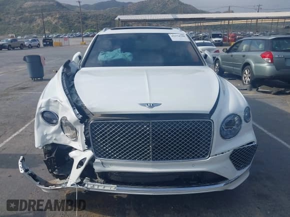 ✅ 2022 Bentley Bentayga V8 • VIN: SJAAM2ZV4NC016521 • Lot: 42154598. Listed on IAAI with 5,985 mi. Free auction sales archive from the USA and detailed vehicle history report at DreamBid. Image 12.