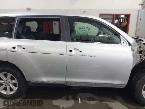 ✅ 2013 Toyota Highlander SE • VIN: 5TDZK3EH5DS132465 • Лот: 43560609. Опубликован ранее на IAAI с пробегом Не указан. Бесплатный доступ к архиву аукционных продаж из США и подробный отчёт об истории автомобиля на DreamBid. Изображение 14.