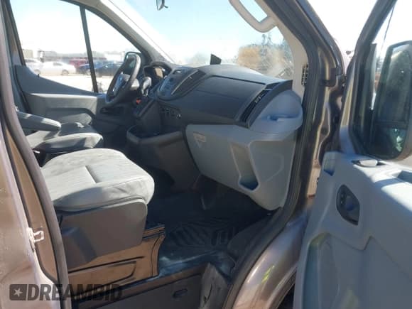 ✅ 2015 Ford Transit XL • VIN: 1FMZK1YM5FKA75770 • Lot: 41814452. Wystawiony na IAAI z przebiegiem 69 769 mil. Bezpłatny archiwum sprzedaży aukcyjnych z USA i szczegółowy raport historii pojazdu na DreamBid. Zdjęcie 5.