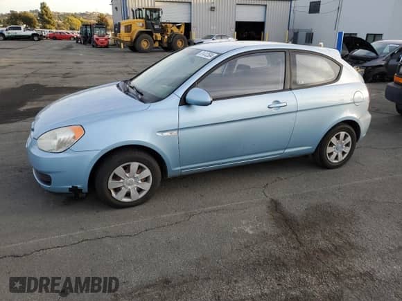 2007 Hyundai Accent GS z VIN KMHCM36C17U051588, wystawiony jako Copart lot #81412584 z przebiegiem 217 625 mil mil oraz Czysty tytuł • Clean title. Historia ofert i sprzedaży dostępna na DreamBid. Obrazek 1.