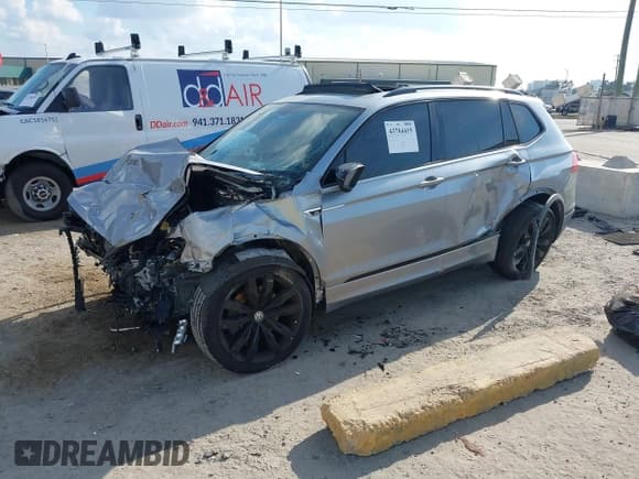 ✅ 2020 Volkswagen Tiguan SE • VIN: 3VV3B7AX3LM134970 • Lot: 43784415. Wystawiony na IAAI z przebiegiem Nie podano. Bezpłatny archiwum sprzedaży aukcyjnych z USA i szczegółowy raport historii pojazdu na DreamBid. Zdjęcie 2.