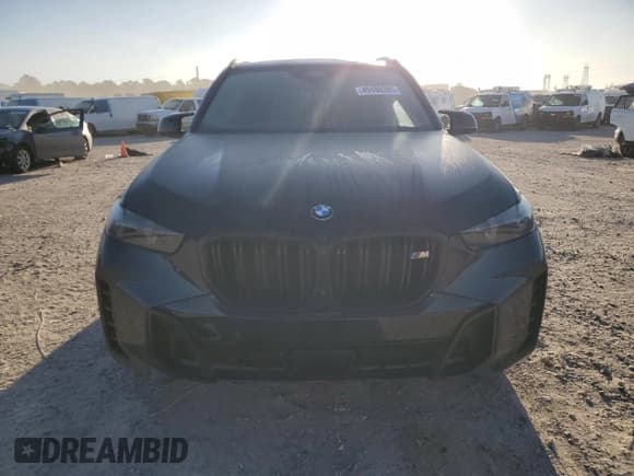 ✅ 2024 BMW X5 M60i • VIN: 5UX33EU03R9U82028 • Lot: 49480305. Wystawiony na Copart z przebiegiem 35 747 mil. Bezpłatny archiwum sprzedaży aukcyjnych z USA i szczegółowy raport historii pojazdu na DreamBid. Zdjęcie 5.