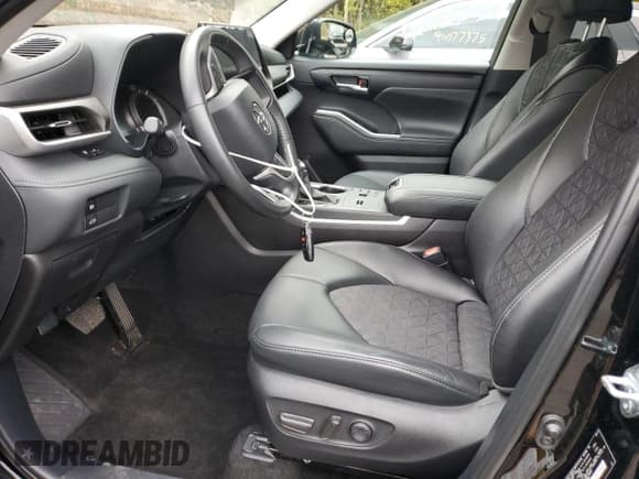 ✅ 2024 Toyota Highlander Hybrid XLE • VIN: 5TDKBRCH7RS625577 • Lot: 90079415. Wystawiony na Copart z przebiegiem 36 663 mil. Bezpłatny archiwum sprzedaży aukcyjnych z USA i szczegółowy raport historii pojazdu na DreamBid. Zdjęcie 7.