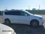 ✅ 2022 Chrysler Pacifica Touring • VIN: 2C4RC1FG9NR158021 • Lot: 42074068. Wystawiony na IAAI z przebiegiem 85 757 mil. Bezpłatny archiwum sprzedaży aukcyjnych z USA i szczegółowy raport historii pojazdu na DreamBid. Zdjęcie 13.