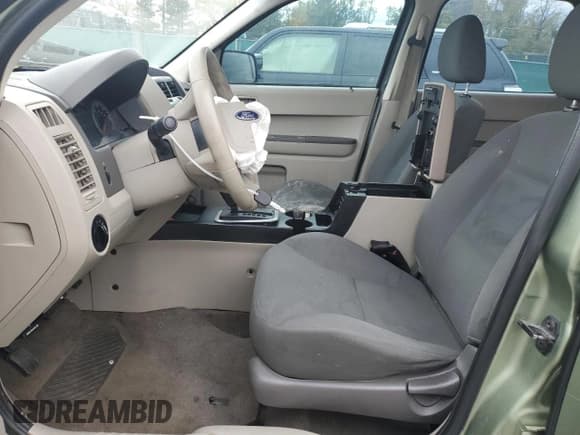 ✅ 2008 Ford Escape XLS • VIN: 1FMCU02Z18KE22013 • Lot: 86289195. Wystawiony na Copart z przebiegiem 178 222 mil. Bezpłatny archiwum sprzedaży aukcyjnych z USA i szczegółowy raport historii pojazdu na DreamBid. Zdjęcie 7.