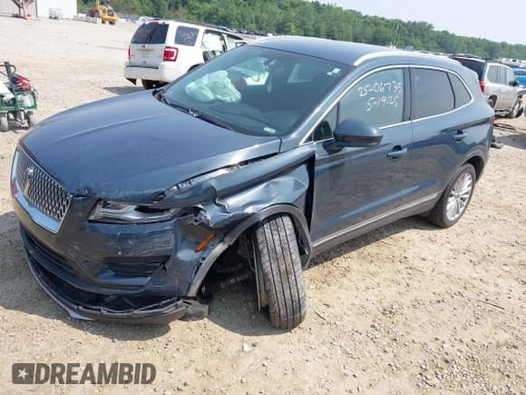 ✅ 2019 Lincoln MKC Standard • VIN: 5LMCJ1C90KUL17338 • Lot: 42447663. Listed on IAAI with 77,632 mi. Free auction sales archive from the USA and detailed vehicle history report at DreamBid. Image 2.